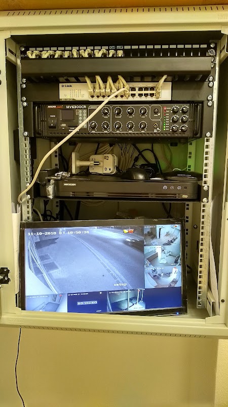 Kompletne osadený dátový rozvádzač, NVR Hikvision a monitor – ambulancia Nitra