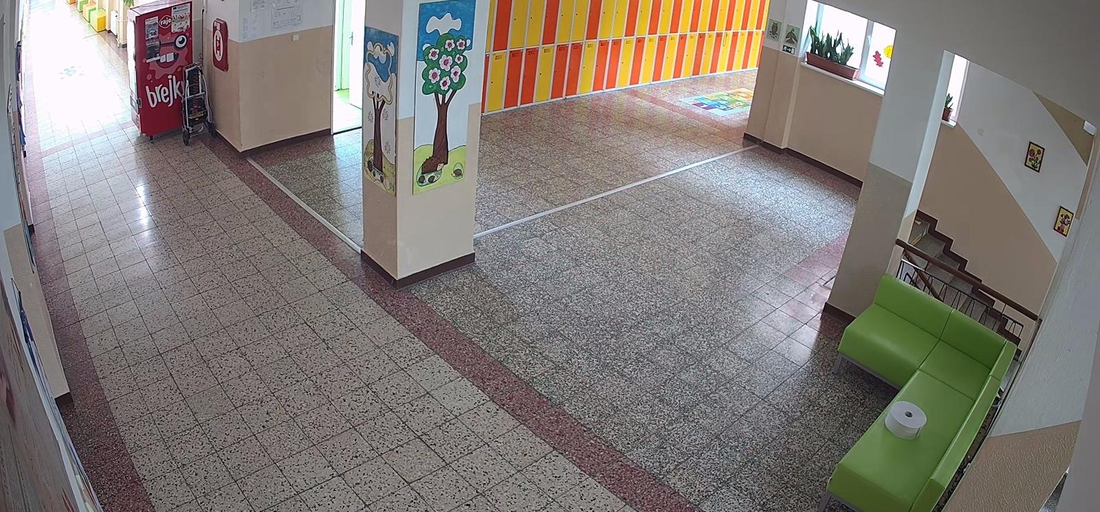 Základná škola v Nitre – chodba a šatne