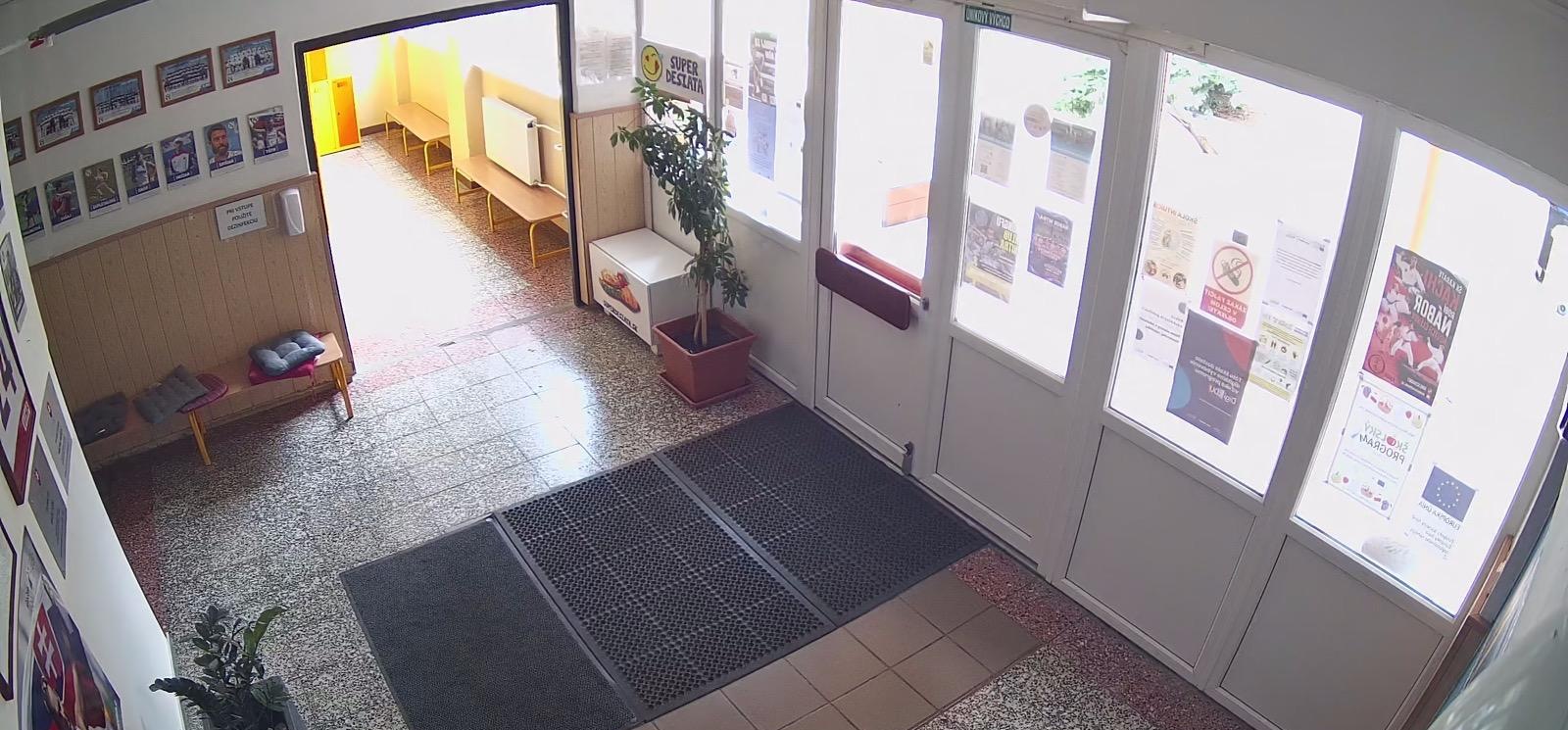 Základná škola v Nitre – vstupná hala a schodisko