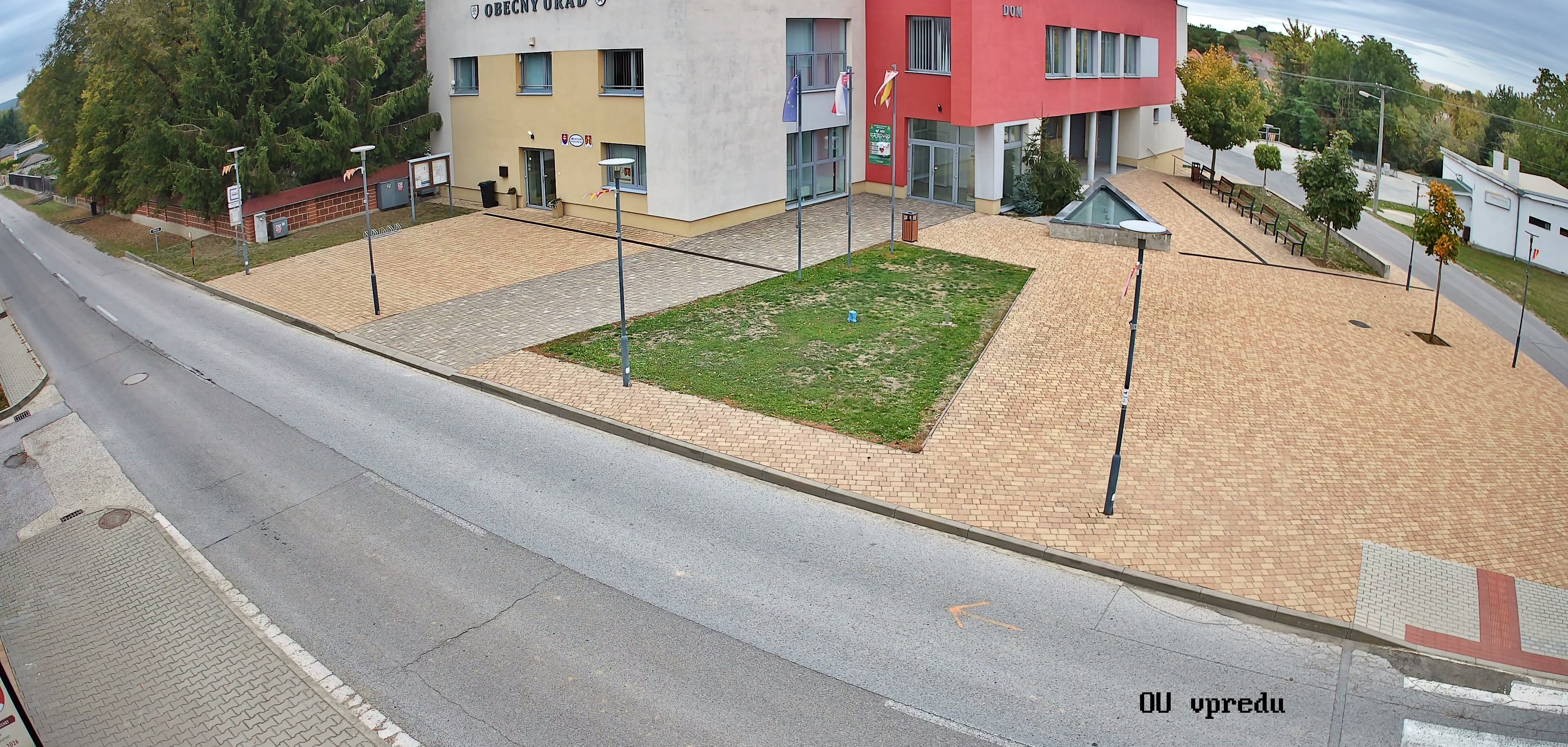 Obec Veľké Dvorany – montáž z plošiny pred Obecným úradom