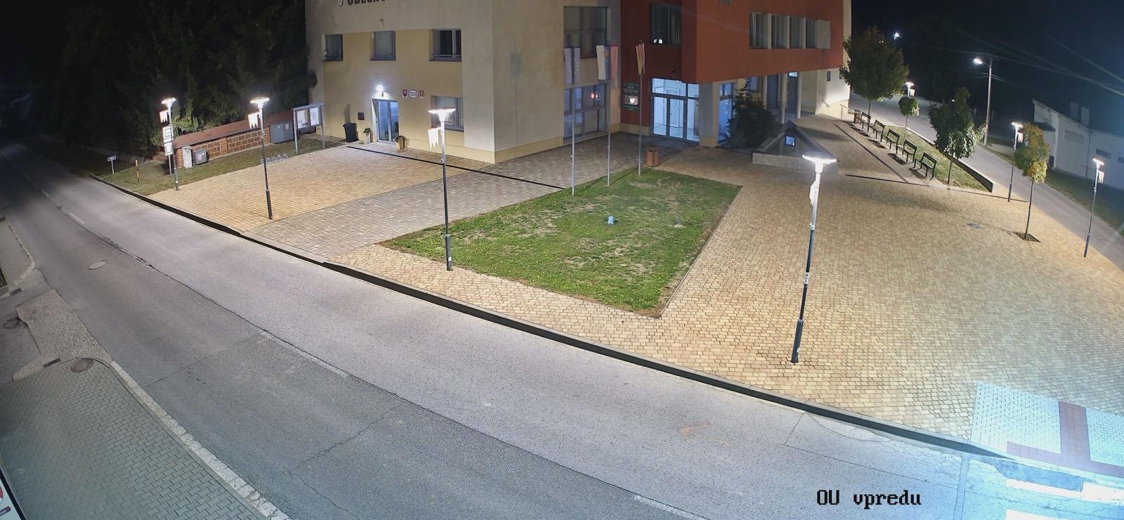 Obec Veľké Dvorany – nočný ColorVu záber obecného úradu